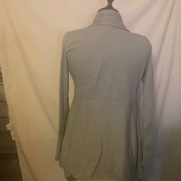 DressFo Women's Light Gray Front Fasten Asymmetrical Hem Cardigan  Sweater M NWT - Picture 2 of 5